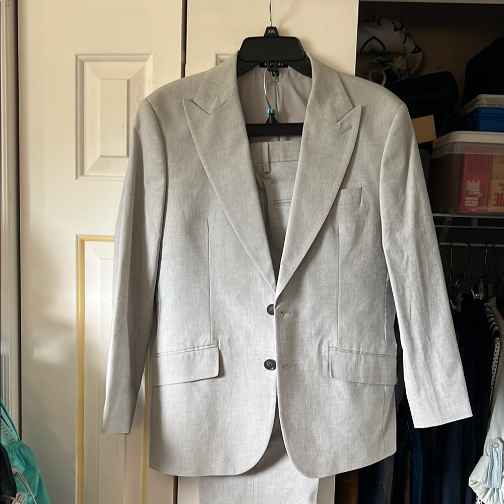 Express Gray Suit with Notched Lapel and Textured Fabric